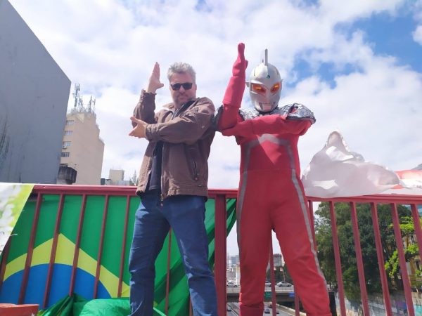 Roj Ventura ao lado de um personagem em evento